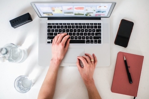 Afbeelding met computer, overdekt, verbruiksartikelen voor kantoor, muur  Door AI gegenereerde inhoud is mogelijk onjuist.